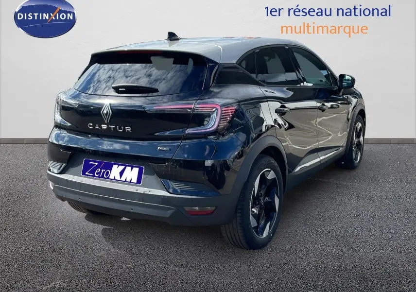Vue 3/4 arrière droite d’un Renault Captur noir étoile métal avec toit gris, mettant en valeur ses feux LED et ses jantes biton.