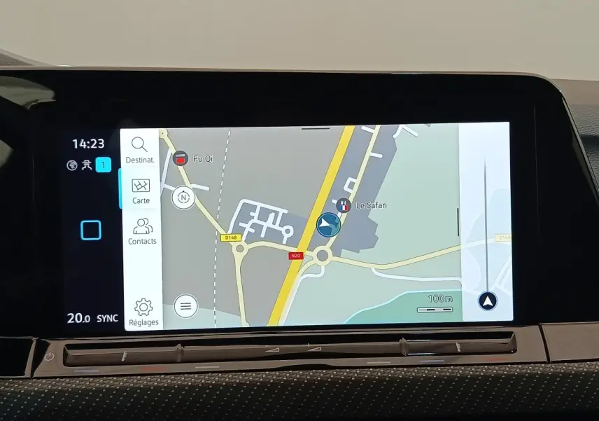 Écran tactile 10 pouces du système de navigation 3D de la Volkswagen Golf 1.5 eTSI R-Line noir, vue intérieure.