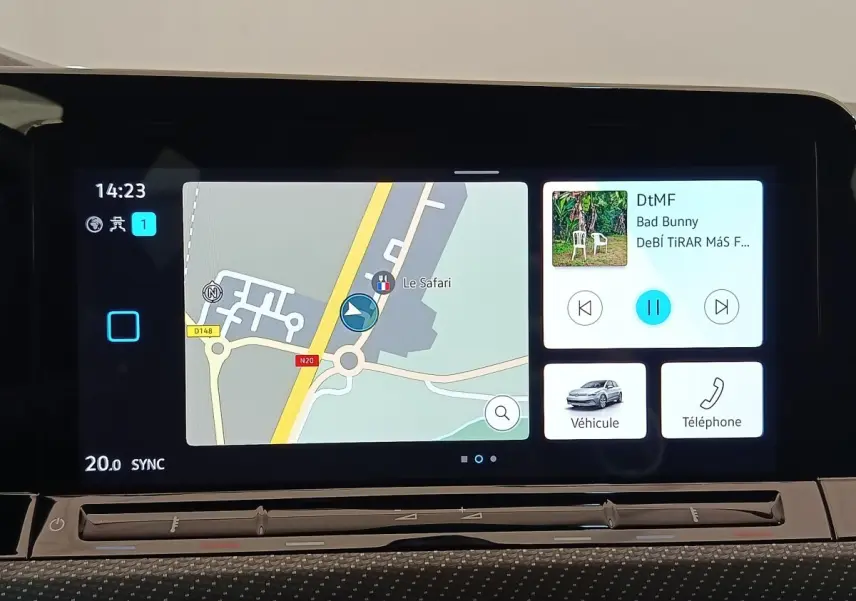 Écran tactile central de la Volkswagen Golf 1.5 eTSI R-Line 2021 affichant navigation 3D et interface multimédia.