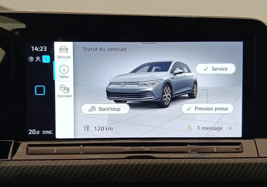 Écran tactile intérieur affichant une Volkswagen Golf grise en 3/4 avant avec options de service et pression pneus.