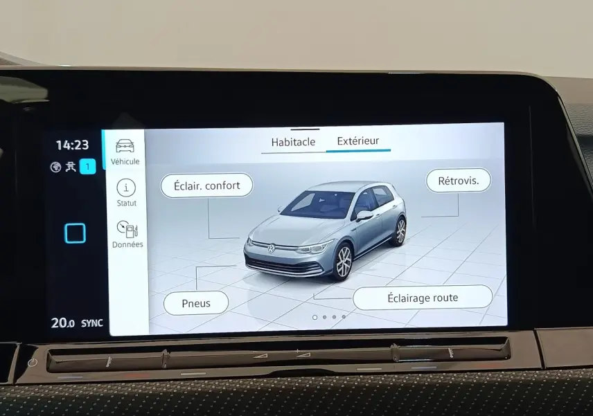 Écran tactile montrant une Volkswagen Golf grise en vue 3/4 avant avec options d'éclairage et pneus.