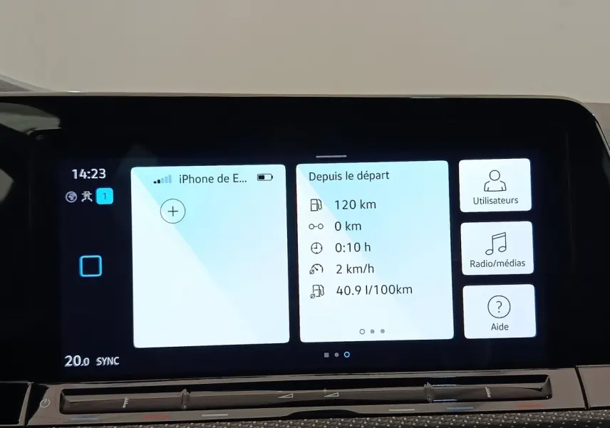 Écran tactile central de la Volkswagen Golf 1.5 eTSI noir, affichant les données de trajet et options multimédia.