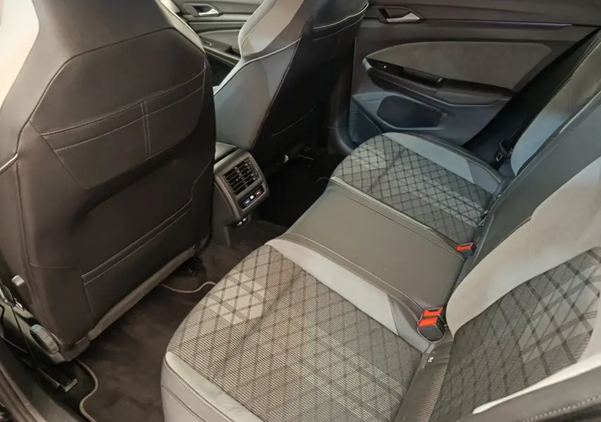 Vue arrière intérieure côté droit de la banquette arrière grise et noire de la Volkswagen Golf 1.5 eTSI R-Line 2021.