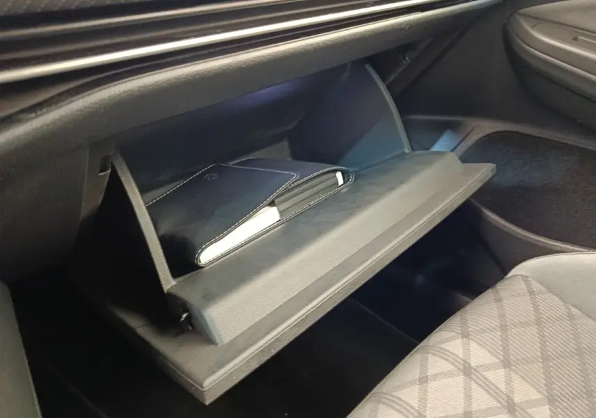 Gant de boîte à gants ouvert côté passager dans l’habitacle noir d’une Volkswagen Golf 1.5 eTSI R-Line.