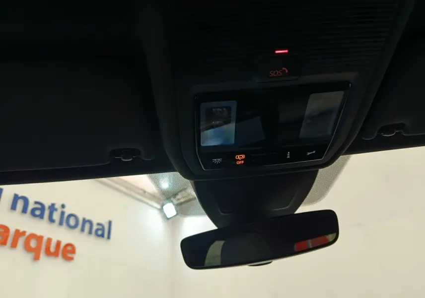 Vue intérieure du toit avec rétroviseur central et panneau de commandes au plafond d'une Volkswagen Golf noire 1.5 eTSI R-Line.