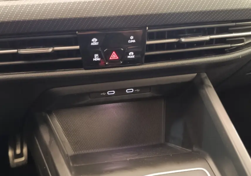 Détail de la console centrale de la Volkswagen Golf 1.5 eTSI R-Line 2021, avec ports USB-C et commandes tactiles.