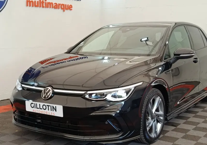 Volkswagen Golf 1.5 eTSI R-Line noire vue 3/4 avant avec phares LED et jantes alliage visibles.