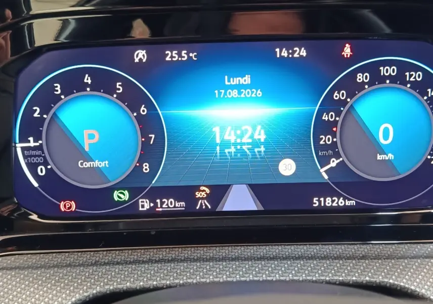 Affichage numérique du tableau de bord de la Volkswagen Golf 1.5 eTSI R-Line, montrant vitesse et régime moteur.