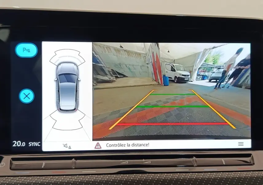 Affichage de la caméra de recul et capteurs de stationnement de la Volkswagen Golf noire, vue arrière sur l'écran tactile.
