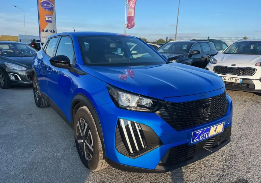 Peugeot 2008 bleu Vertigo Metal en 3/4 avant droit, avec calandre noire et feux LED distinctifs.
