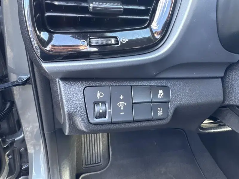 Détail des commandes d'éclairage et sécurité côté gauche intérieur d'une KIA Stonic brun Sienne 2019.