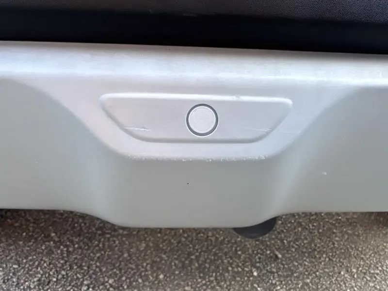 Détail du capteur de recul intégré dans le pare-chocs arrière blanc du KIA STONIC 2019.