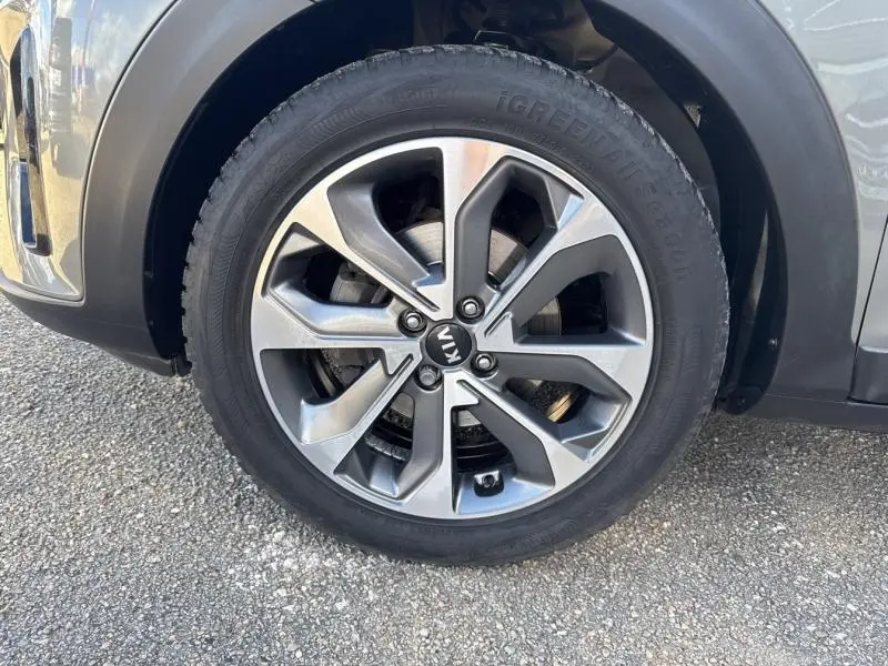 Gros plan sur la jante alliage 17 pouces du côté avant droit d'une KIA Stonic brun Sienne, avec pneu iGreen.