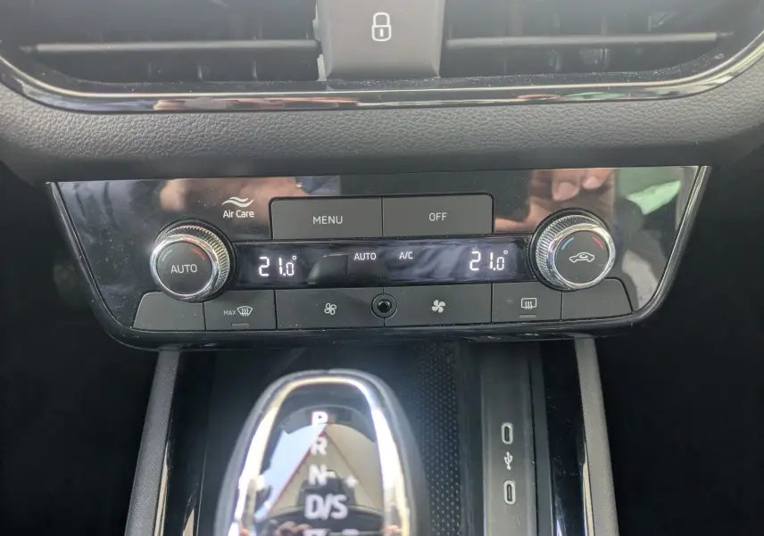 Gros plan sur la console centrale du Skoda Scala gris reflex, montrant la climatisation digitale et le levier de vitesses automatique.