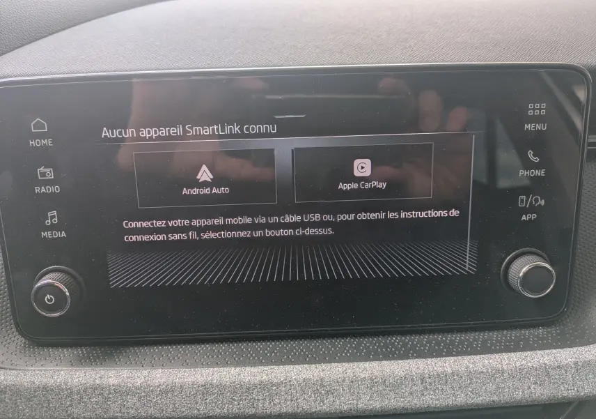Écran tactile central de la Skoda Scala gris reflex 2025 affichant les options Android Auto et Apple CarPlay.