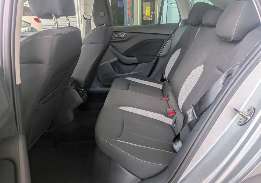 Vue intérieure côté droit des sièges arrière en tissu noir et gris d'une Skoda Scala gris reflex 2025.