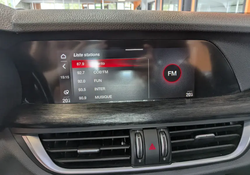 Écran tactile multimédia 8,8'' affichant la liste des stations FM dans l'habitacle noir de l'Alfa Romeo Stelvio.