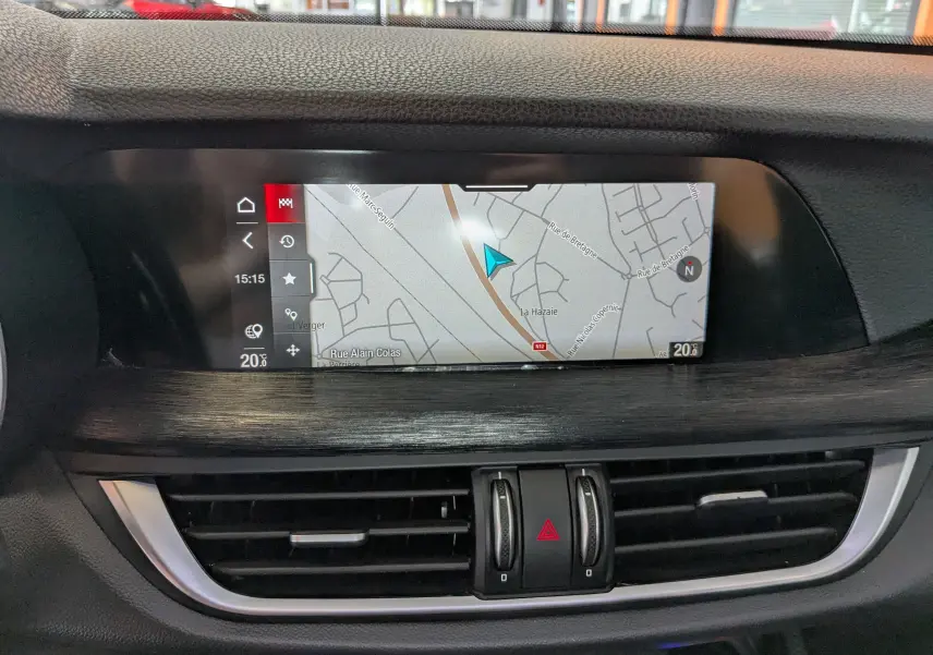 Écran tactile 8,8'' avec navigation affichée sur le tableau de bord noir de l'Alfa Romeo Stelvio 2023.