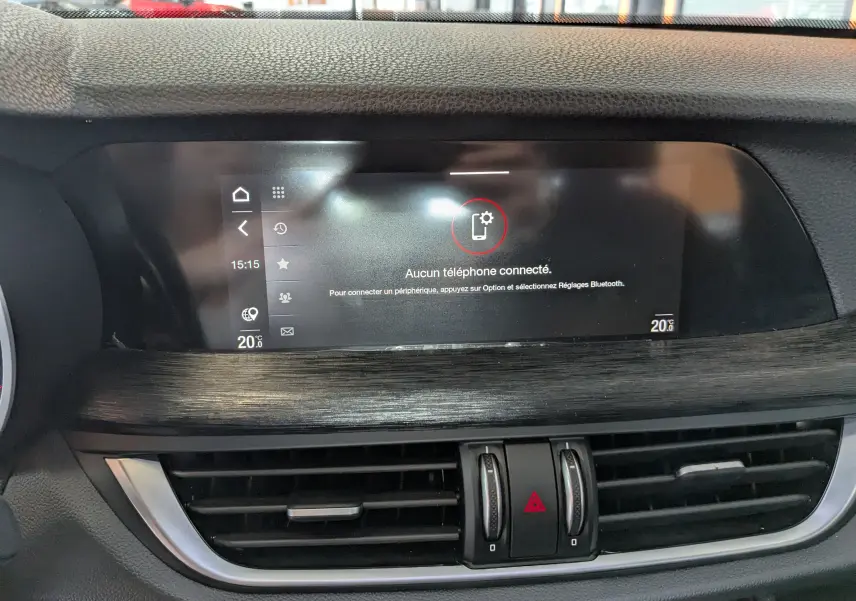 Écran tactile 8,8'' multitouch du tableau de bord de l'Alfa Romeo Stelvio noir 2023, affichant l'absence de téléphone connecté.