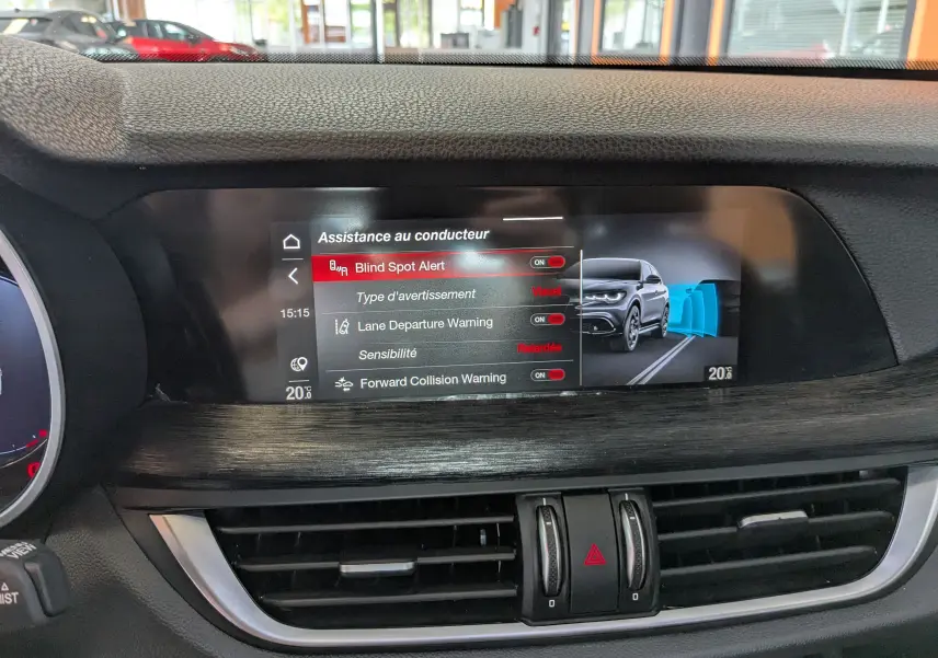 Écran tactile central affichant l'assistance au conducteur dans l'Alfa Romeo Stelvio 2.2 Diesel 2023, intérieur noir.