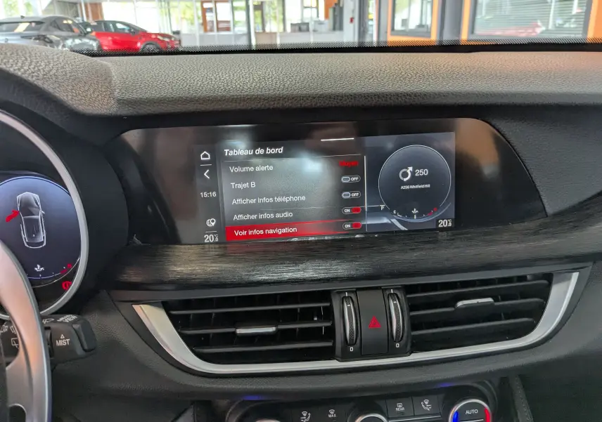 Vue rapprochée de l'écran tactile 8,8'' du tableau de bord noir de l'Alfa Romeo Stelvio Sprint 2023 avec commandes climatisation.