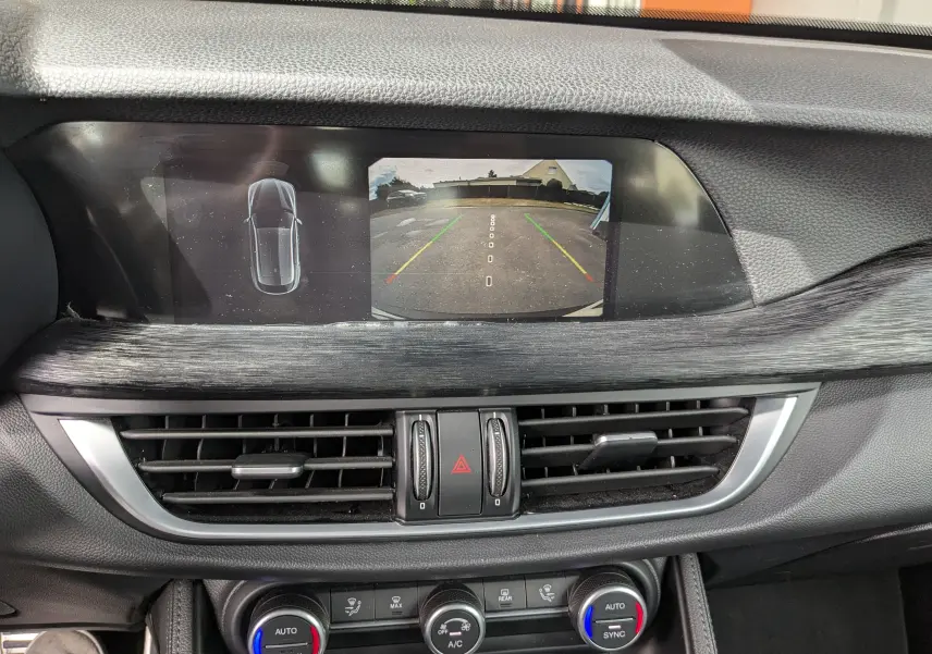 Affichage de la caméra de recul sur l'écran central du tableau de bord de l'Alfa Romeo Stelvio noir 2023.