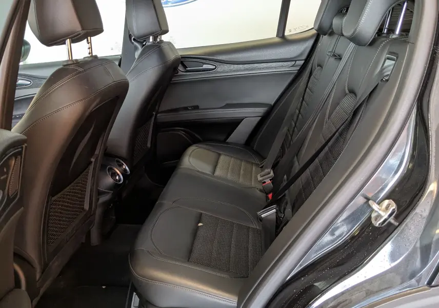 Vue intérieure côté gauche des sièges arrière en technocuir noir de l'Alfa Romeo Stelvio Sprint 2023.