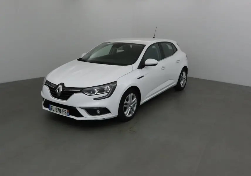 Renault Mégane IV berline blanche vue en 3/4 avant droit dans un espace neutre intérieur.