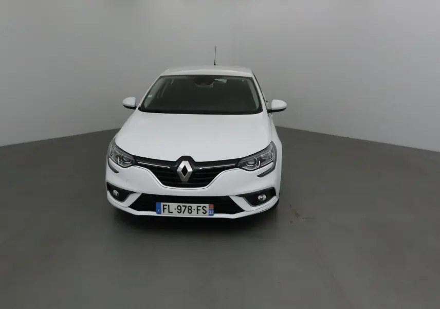 Vue frontale d'une Renault Mégane IV Berline blanche avec logo Renault bien visible sur calandre noire.