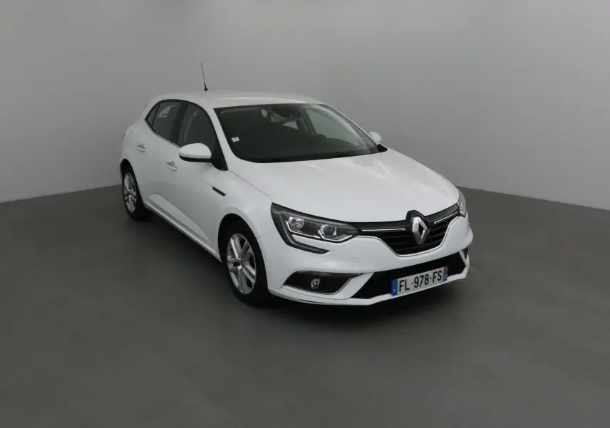 Renault Mégane IV Berline blanche vue en 3/4 avant droit dans un espace intérieur neutre.