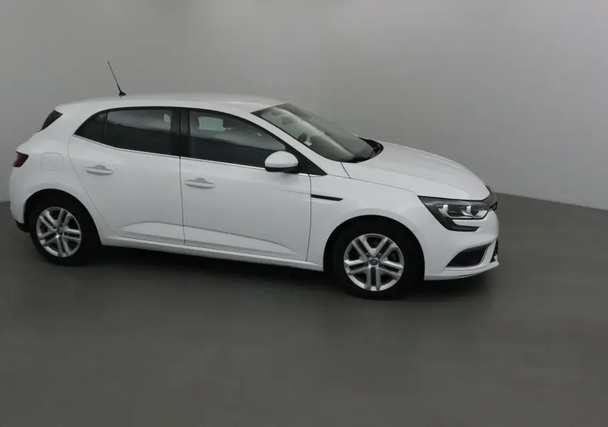 Profil côté gauche d'une Renault Mégane IV berline blanche de 2019 avec jantes alliage et feux avant LED.