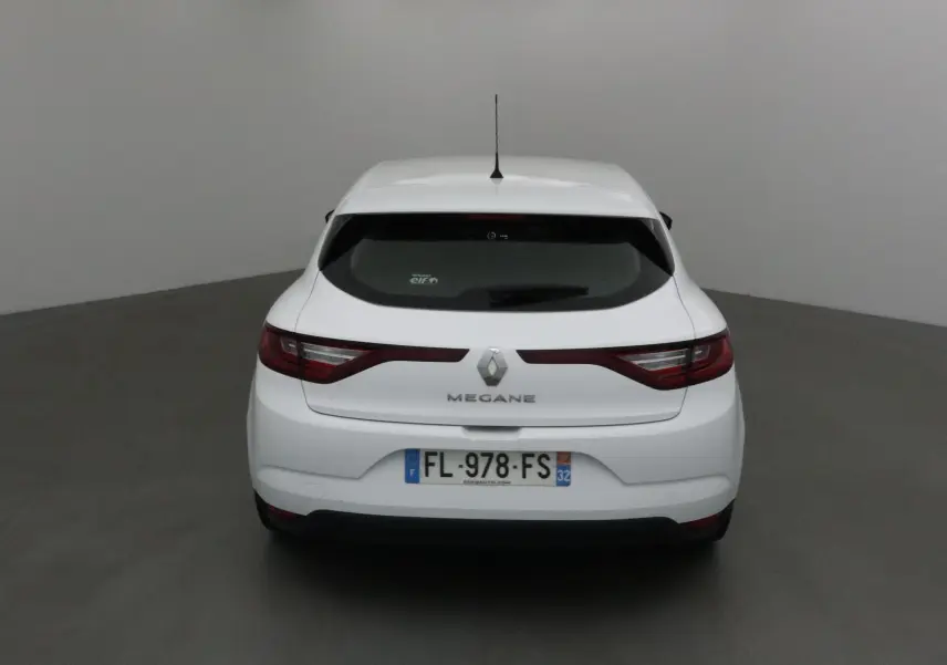 Vue arrière d'une Renault Mégane IV berline blanche, avec feux allongés et plaque d'immatriculation française visible.