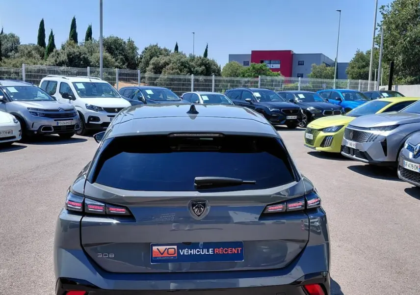 Vue arrière d'une Peugeot 308 SW Hybrid 145 gris métallisé, avec feux LED distinctifs et jantes alliage 17 pouces.