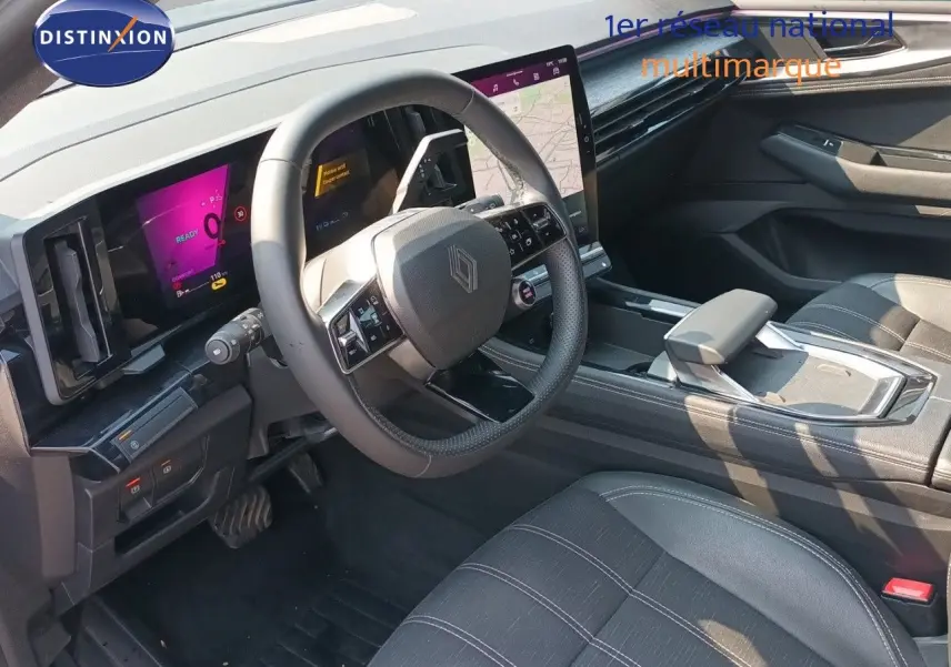 Intérieur du Renault Austral 2025 en gris schiste métal, vue côté conducteur sur le tableau de bord et écran tactile central.