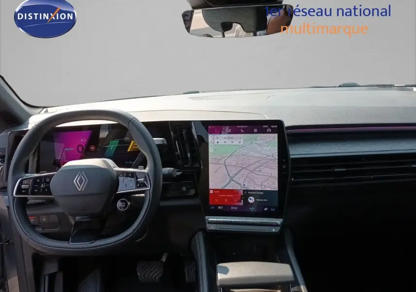 Vue intérieure du tableau de bord du Renault Austral 2025 gris schiste métal, avec écran tactile central et volant multifonction.