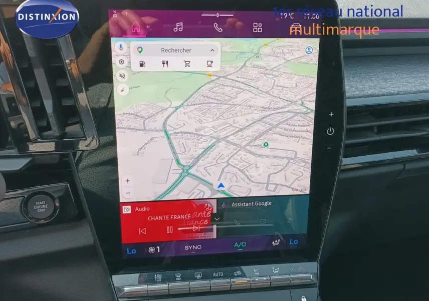 Vue rapprochée de l’écran tactile central du Renault Austral 2025 gris schiste métal avec navigation GPS et commandes climatisation.