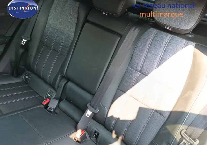Vue rapprochée des sièges arrière en tissu gris et cuir noir du Renault Austral 2025 hybride essence.