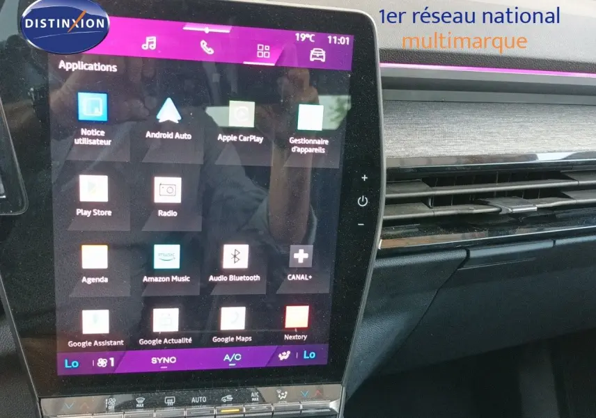 Vue intérieure centrée sur l'écran tactile du tableau de bord du Renault Austral 2025 gris schiste métal.