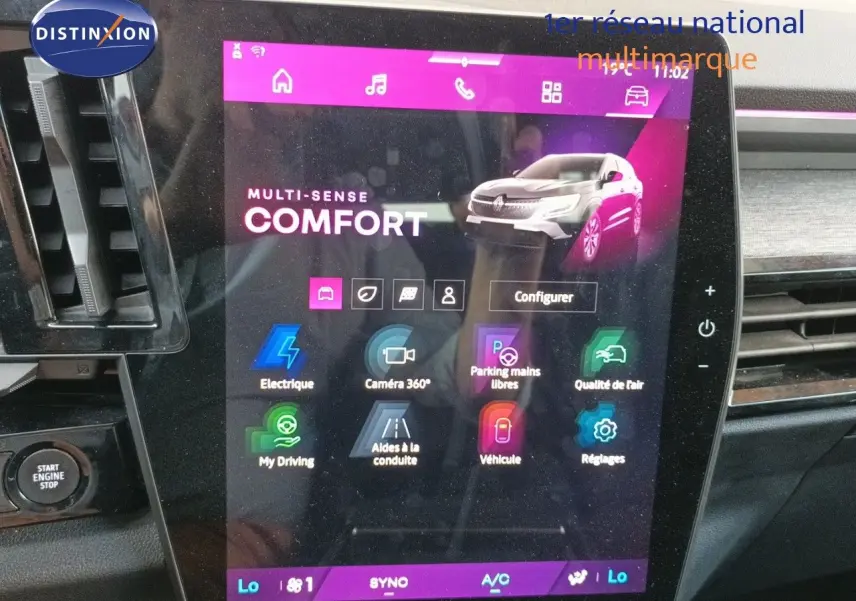 Écran tactile intérieur du Renault Austral 2025 montrant le mode Multi-Sense Confort avec interface colorée et options visibles.