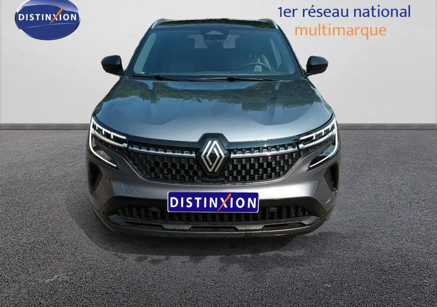 Vue avant du Renault Austral gris schiste métal avec calandre noire et signature lumineuse LED distinctive.