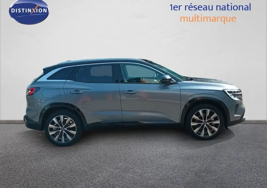 Renault Austral gris schiste métal en profil droit, SUV hybride essence avec jantes alliage bicolores.