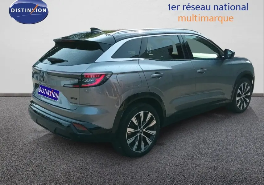 Vue 3/4 arrière droite d'un Renault Austral gris schiste métal avec jantes bi-ton et feux LED distinctifs.