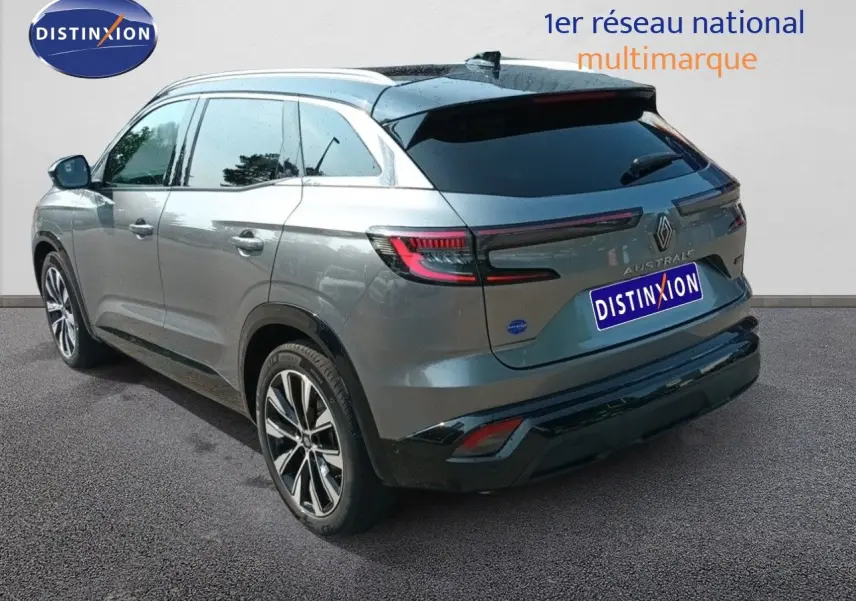 Vue 3/4 arrière droite d'un Renault Austral gris schiste métal avec toit noir et feux arrière LED distinctifs.
