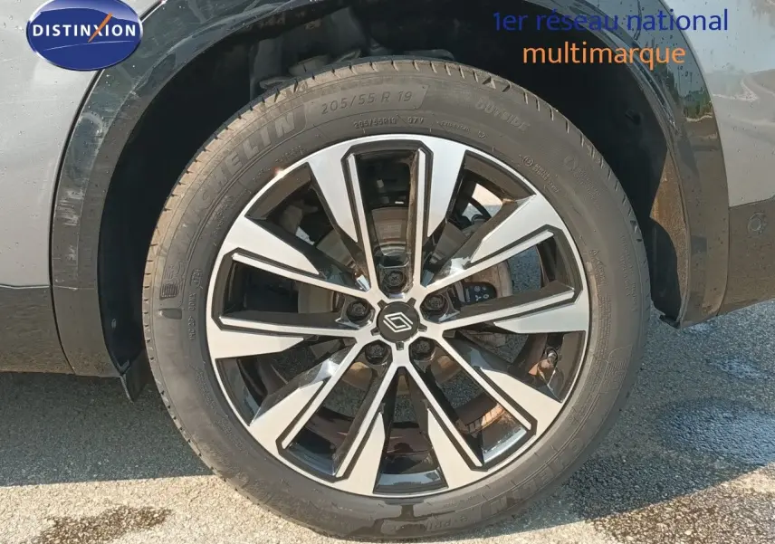 Gros plan sur la roue avant droite du Renault Austral gris schiste métal, mettant en valeur la jante design bicolore.