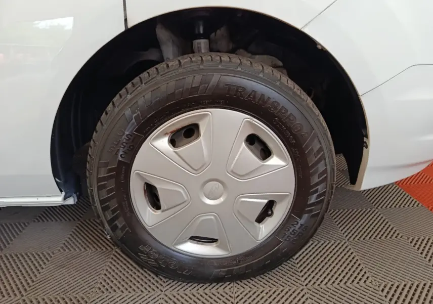 Gros plan sur la roue avant droite du Ford Transit Custom blanc, avec enjoliveur gris et pneu Michelin Transpro.
