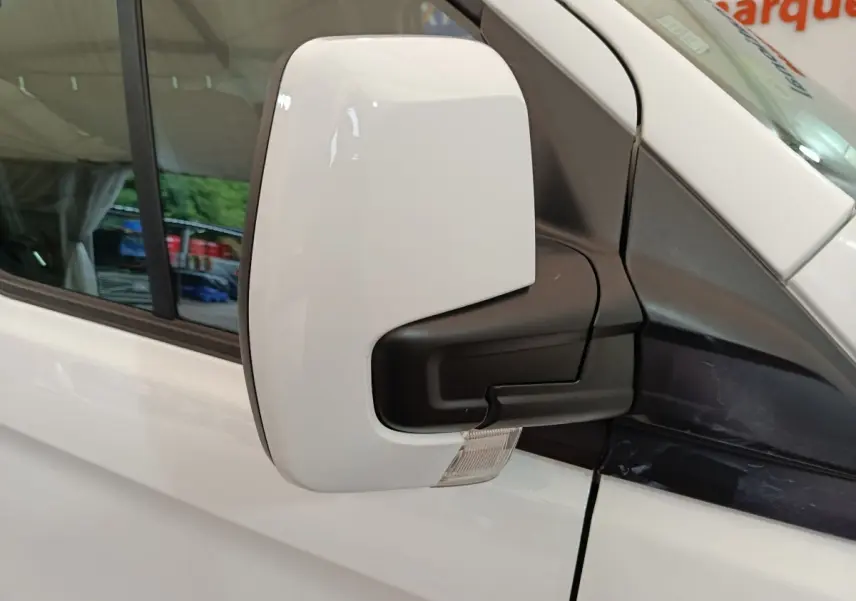 Rétroviseur droit blanc du Ford Transit Custom Fourgon 2020 avec clignotant intégré, vue rapprochée côté conducteur.