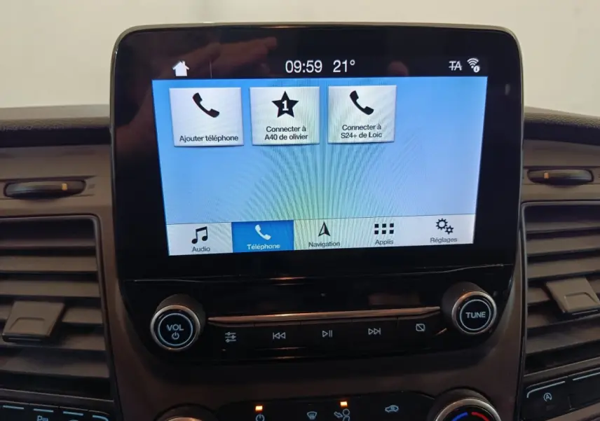 Écran tactile central du tableau de bord du Ford Transit Custom, affichant les options de connexion téléphone.