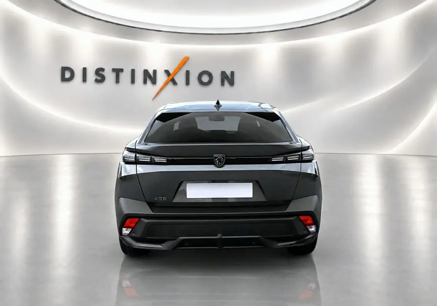 Vue arrière d'une Peugeot 408 Hybrid 145 allure gris sellenium e, avec feux LED et logo central sur fond lumineux.