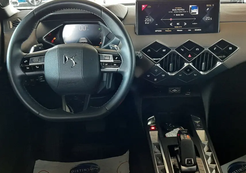 Vue intérieure du tableau de bord et volant DS3 Crossback gris platinium, avec écran tactile et commandes géométriques distinctives.