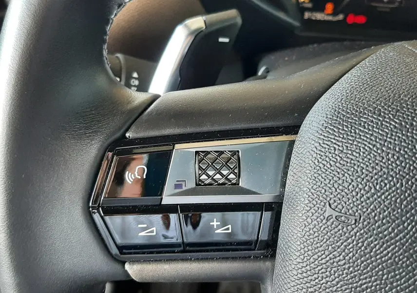 Gros plan sur les commandes gauche du volant en cuir noir du DS3 Crossback 2020, avec molette et boutons de volume.